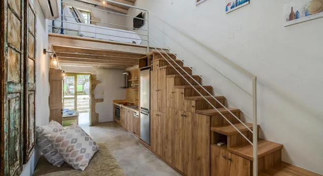 Holiday House, Castellos