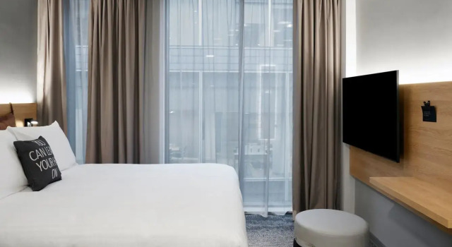 Номер Premium Moxy Manchester City Centre