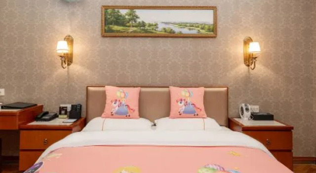 Тент Golden Maple Hotel