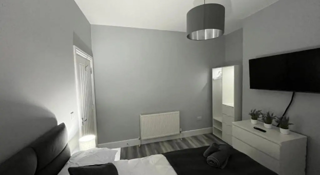 Апартаменты Entire spacious 4 bedroom apartment in Bournemouth