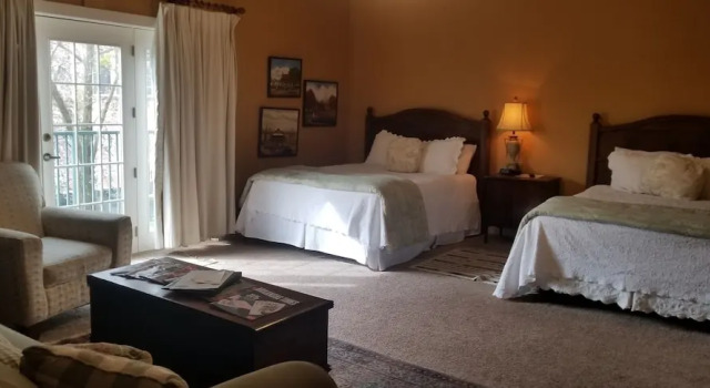Четырёхместный номер Standard Downtown Guest Quarters Hotel