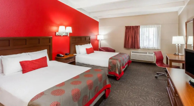Четырёхместный люкс c 1 комнатой Ramada by Wyndham Hammond Hotel & Conference Center