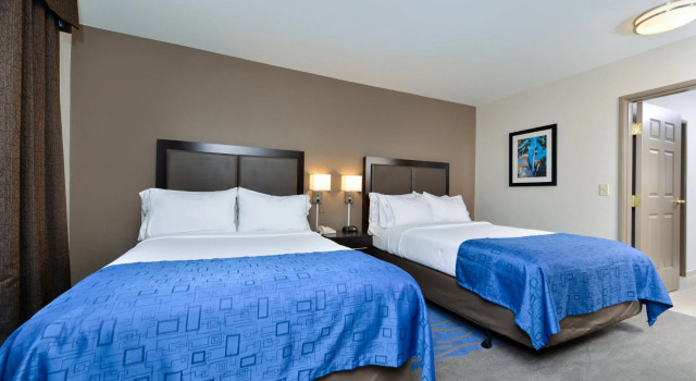 Четырёхместный люкс Holiday Inn Express Hotel & Suites St. Louis West-OFallon by IHG