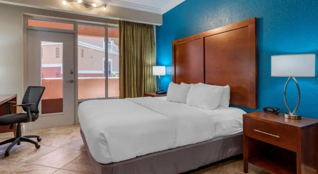 Люкс с балконом SureStay Plus Hotel by Best Western The Villages