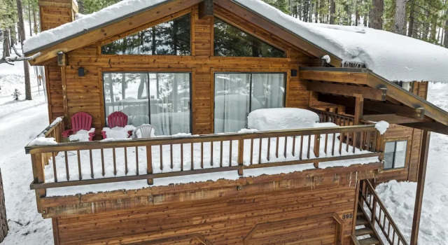 Коттедж 4 Bedroom Home with Hot Tubnd Ski Access by RedAwning