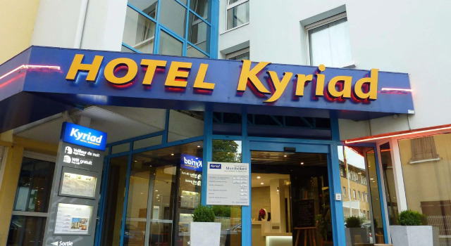 Кровать в общем номере Kyriad Montbeliard Sochaux