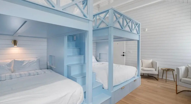 Четырёхместный номер Comfort с балконом и с видом на гавань Block Island Bunk House