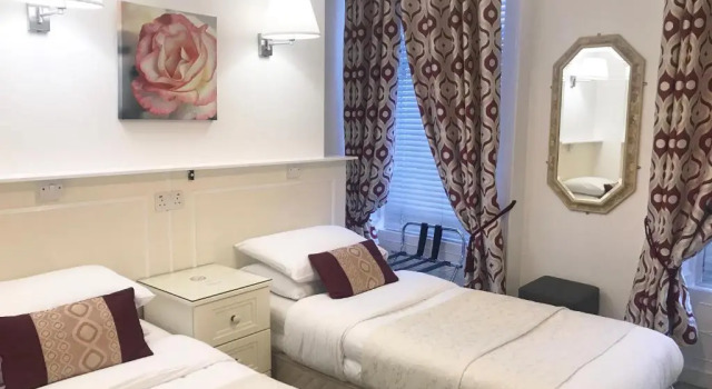 Трёхместный номер Standard Dergvale Hotel