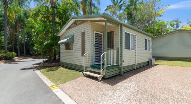 Коттедж Premium с 2 комнатами Ashmore Palms Holiday Village