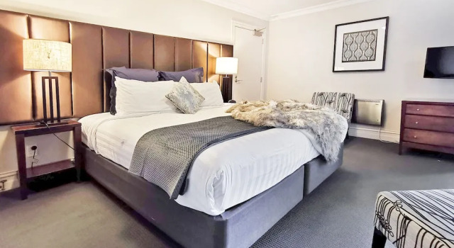 Modern Spacious Town Center Unit with Lake View, Забронировать Апартаменты/квартира Куинстаун 