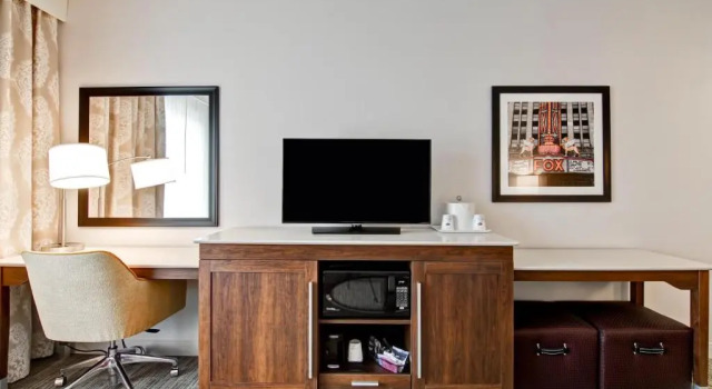 Люкс Hampton Inn & Suites Detroit/Troy