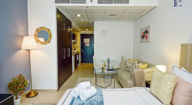 Gld - Cozy Studio with balcony, Забронировать Апартаменты/квартира Отели Эмирата Дубая с парковкой, рядом с Остановка трамвая Marina Towers, Парковка