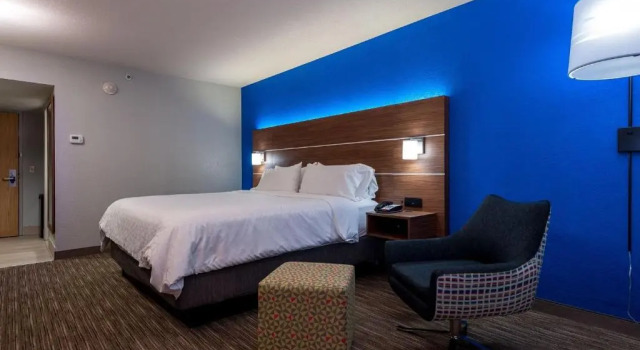Четырёхместный номер Standard с балконом и с видом на город Holiday Inn Express Cape Coral-Fort Myers Area by IHG