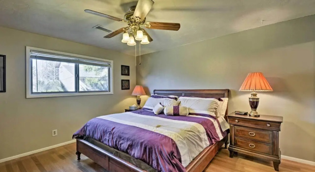 Flagstaff Townhome - Walk to Country Club & Pools!, Забронировать Апартаменты/квартира Отели Флагстафф с парковкой, рядом с Гольф-клуб Aspen Valley, Парковка