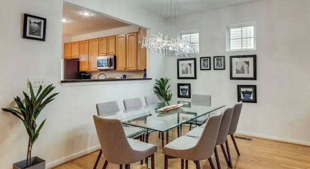 Апартаменты 1 Mi to Dtwn Cincinnati: Spacious Townhome w/ Deck