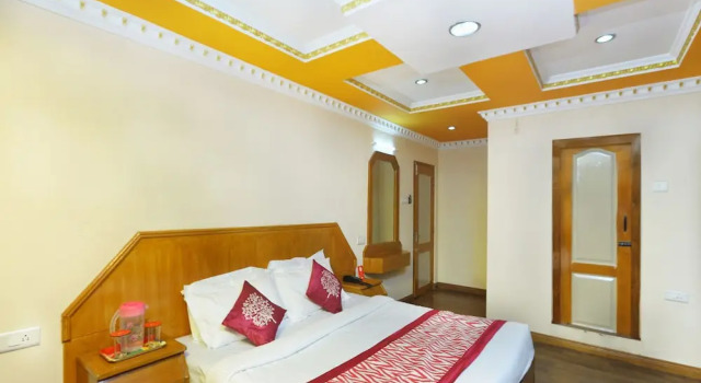 OYO 13807 Hotel Gurupriya