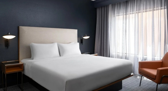 Двухместный люкс с балконом Courtyard Birmingham Hoover