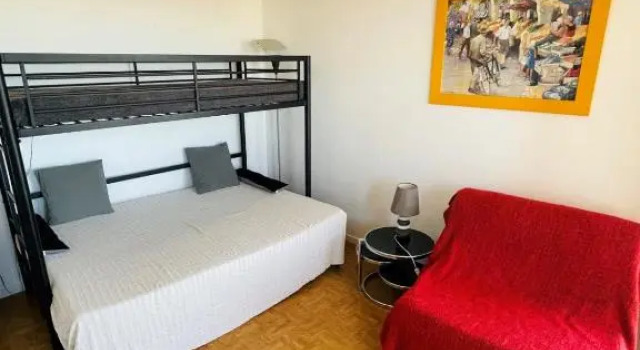 Bright studio with BALCONY 400m from the BEACH