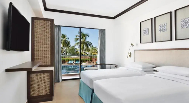 Двухместный номер Premium с балконом и с видом на бассейн Fairfield by Marriott Goa Anjuna