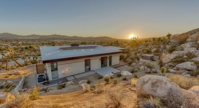 Коттедж Desert Ridge - Hot Tub, Fire Pit, Bbq, Out Door Shower & Incredi 2 Bedroom Home by RedAwning