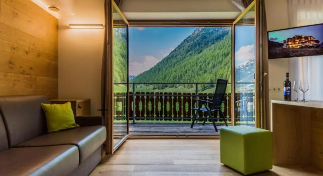 Четырёхместный номер Standard с балконом Sport Hotel