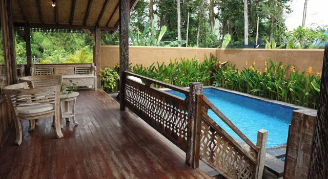 2 makuuhuonetta Villa parvekkeella Nauna Villa Bali