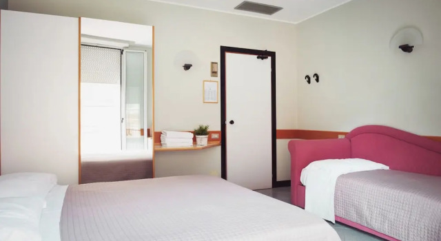 Трёхместный номер Standard с балконом Hotel Junior by OasiGroup Hotels