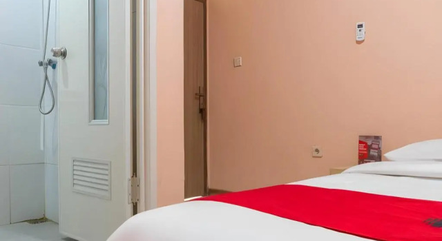 RedDoorz near Istana Plaza 2, Book Hotel Bandung Wetan 