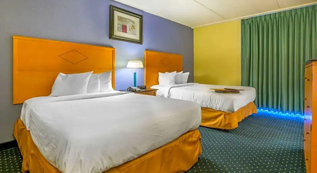 Четырёхместный номер Standard с видом на бассейн AIRE Hotel Hershey Lebanon