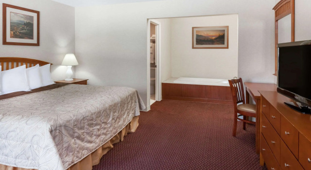 Howard Johnson by Wyndham Traverse City, Забронировать Отель Отели Траверс-Сити с завтраком, рядом с Музейный центр Деннос, Завтраки