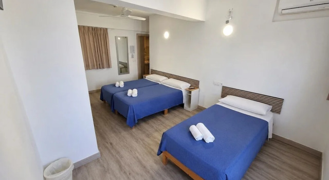 Deluxe triplă cameră cu balcon Hostal Sol de Mallorca.