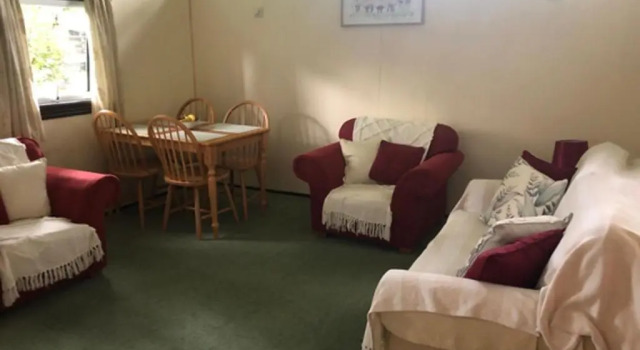 Nuthatch Lodge is set in 24 Acres of Wood, Parkland Near the Village of Cenarth, Book Hotel Hoteller i Cenarth med pool, Swimmingpool