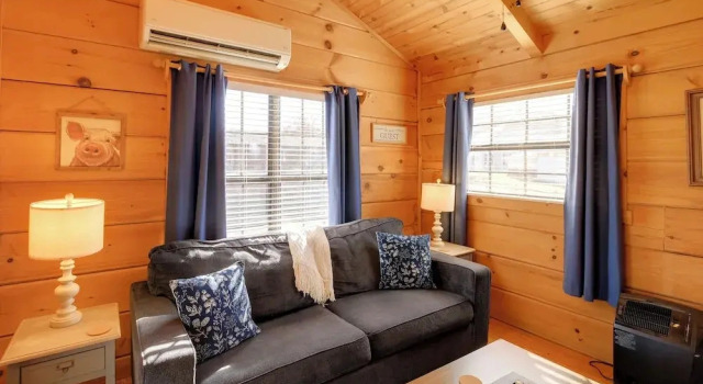 Walk to Dtwn Damascus: Cabin w/ Creek Views!, Prenota Casa vacanze Damascus Virginia