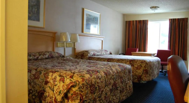 Четырёхместный номер Standard Western Inn Lakewood