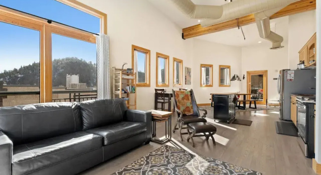 City 1BR Mtn-view Rocky Mountain National Park, Забронировать Апартаменты/квартира Отели Эстес-Парк с парковкой, рядом с Сквер Barlow Plaza, Парковка