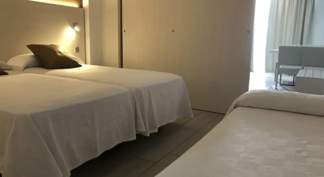 Полулюкс с балконом и с видом на бассейн Aparthotel Miami Park