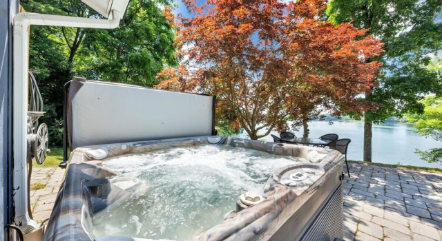 Коттедж Scenic Point - Private Lakefront Home w/ Dock, Fire Pit, Outside Shower & Hot tub