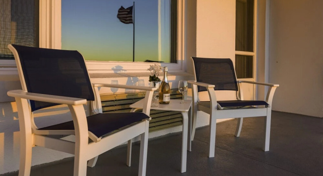 Четырёхместный номер Standard с балконом и с красивым видом из окна Atlantis Oceanfront Inn Gloucester
