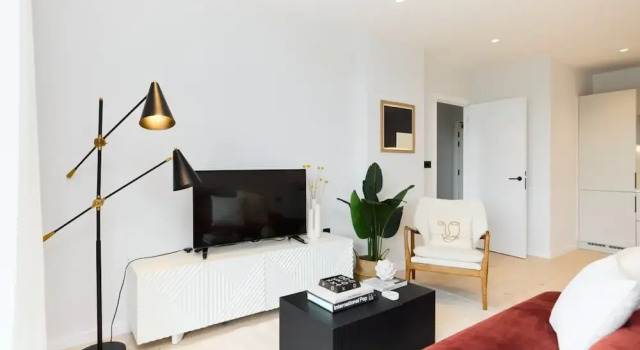 The Brondesbury Scenery Bright 1BDR Flat with Balcony & Parking, Забронировать Отель Отели Англии 4 звезды, 4*