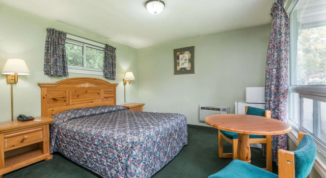 Четырёхместный номер Standard Knights Inn Bracebridge
