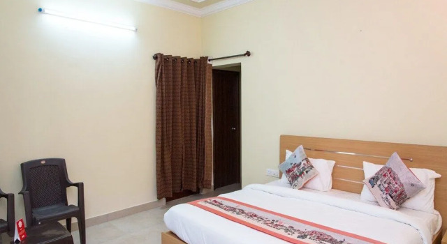 OYO 11064 Home Spacious 3BHK Near Hiran Magri, Забронировать Отель Отели штата Раджастхана с парковкой, Парковка