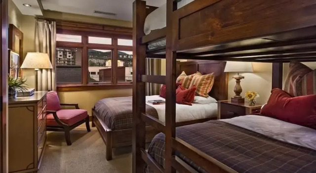 Grouse Mountain 510 4 BedroomCondo By Moving Mountains, Забронировать Апартаменты/квартира Отели Стимбот-Спрингса с парковкой, рядом с Preview Ski Lift, Парковка