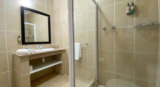 Двухместный номер Standard с балконом Bar-t-nique Guest House