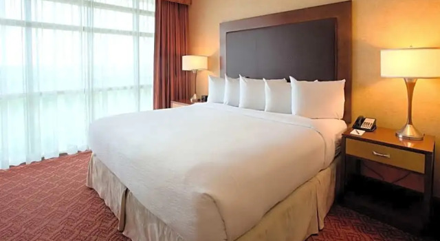 Люкс Hearing Accessible c 1 комнатой Отель Embassy Suites by Hilton Charlotte Concord Golf Resort & Spa