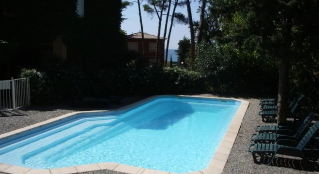 50m Plage T2 Grande Terrasse Vue Mer Climatisé Piscine Chauffée, Parking clos gratuit, Забронировать Отель Отели Санари-сюр-Мер с парковкой, рядом с Пляж Горгетт, Парковка