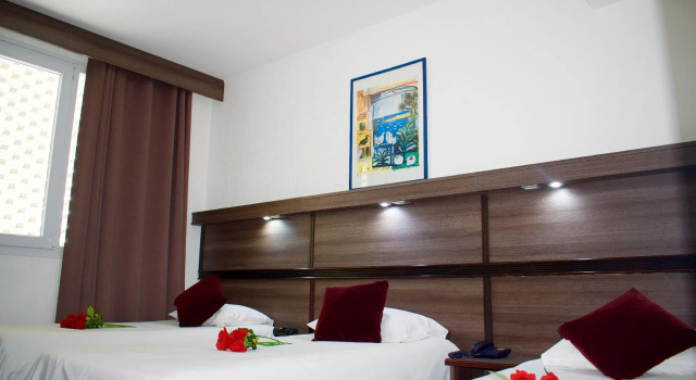 Кровать в общем номере Hotel Le Paris