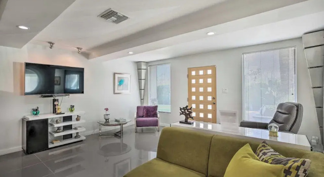 Palm Springs Home: Casita + Fire Pit!, Забронировать Дом для отпуска Коттеджи Палм-Спрингса, рядом с Palm Springs Swim Center, Коттедж