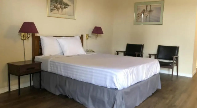 Knights Inn Fort Erie, Buchen Sie Gasthaus Hotels in Fort Erie mit Parkplatz, Parkplätze
