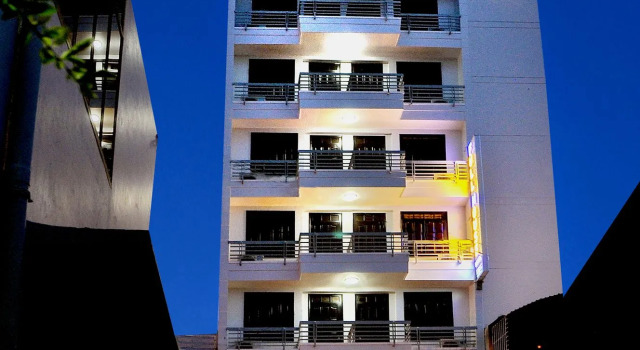 Full House Hotel