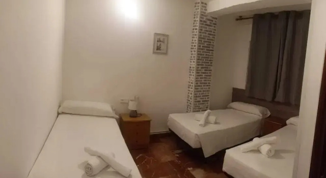Трёхместный номер Standard с балконом Hostal Nevot